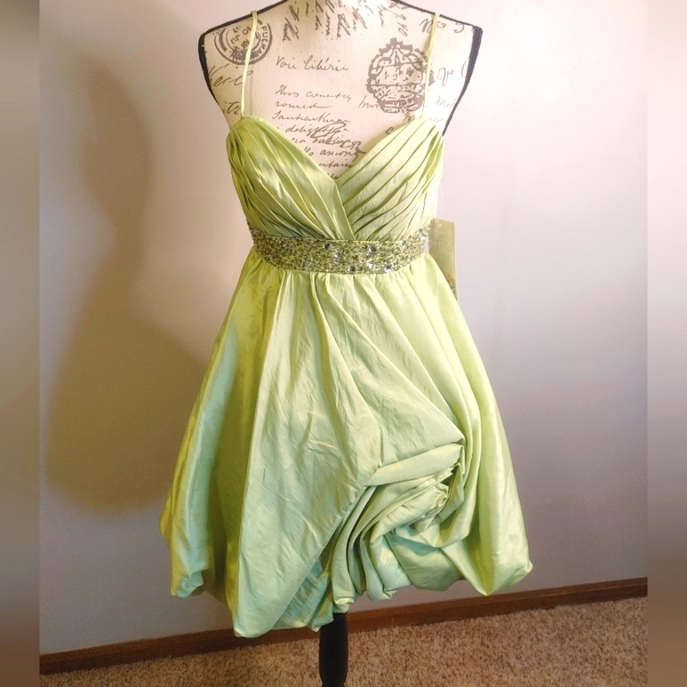 NWT Short Lafee Soaghetti Strap sweetheart Neckline Prom Dress 4 Bubble Hem